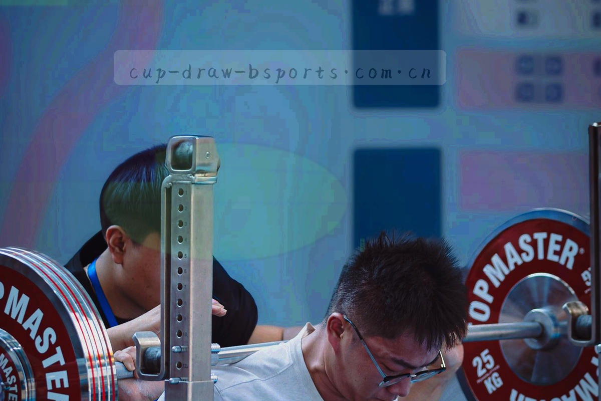 叠放的纸张与卡片式几何构图特写，无任何可辨读文字与地址信息